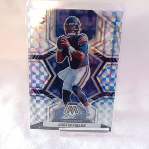 Justin Fields 2022 Panini Silver Mosaic Prizm #33 Chicago Bears